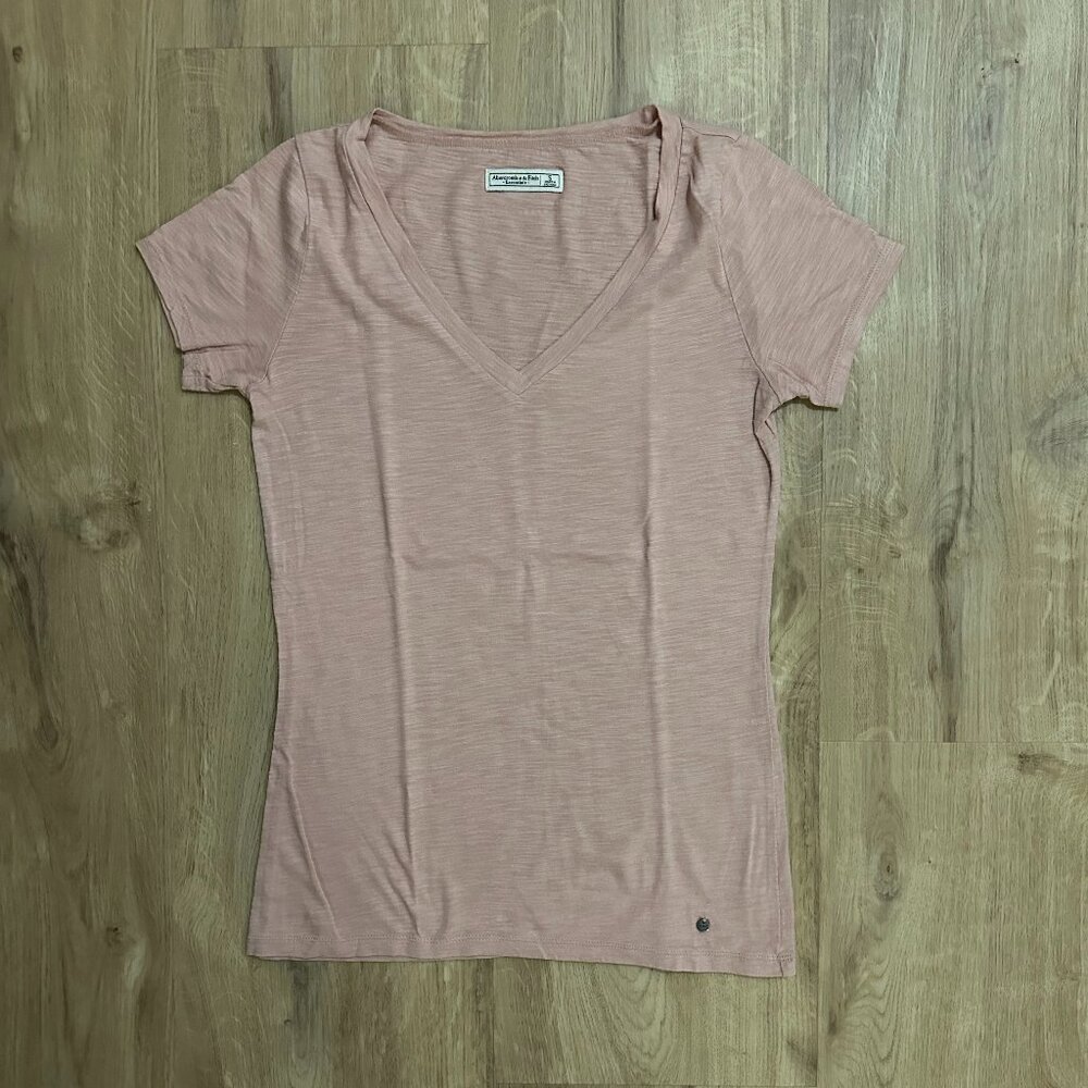 Abercrombie & Fitch v-neck tee in soft pink - S